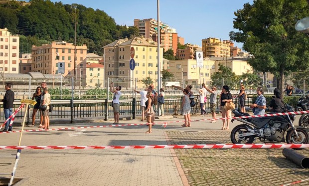 GENOVA – Imbecilli scattano selfie col ponte crollato