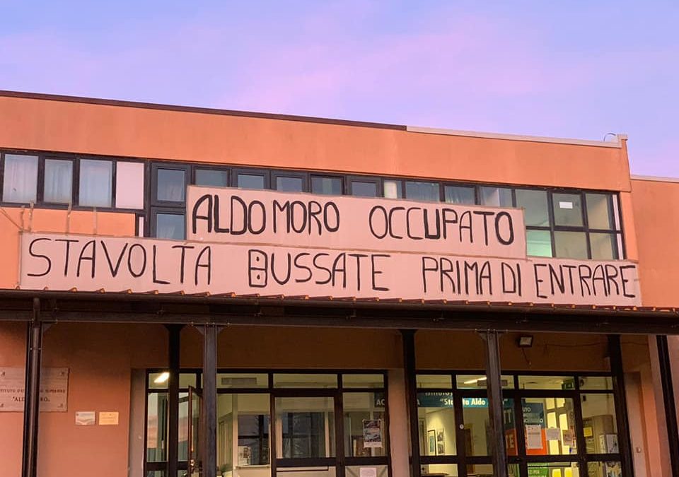 PASSO CORESE – Ist. Aldo Moro occupato: le foto all’interno della struttura